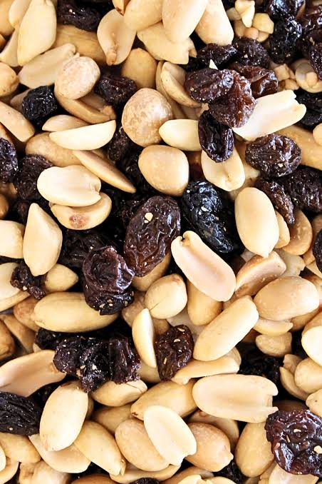 CB SHELLED ROASTED PEANUTS & DARK RAISINS PER KG